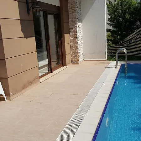 Larissa Villalari Belek