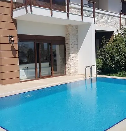 Larissa Villalari فيلة بيليك